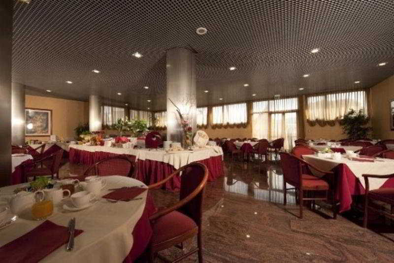 Hotel & Residence Castelli Монтеккіо-Мадджоре Ресторан фото